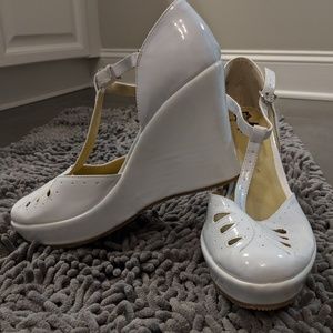 Patent t-strap wedge